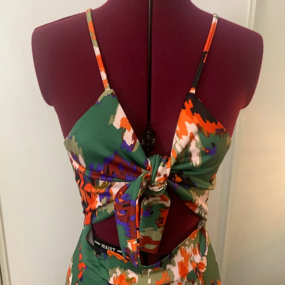 NWOT floral dress with keyhole front, bodice that ties, Size M - Picture 2 of 4